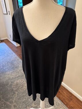Lilly Pulitzer Women’s Black V-Neck Short Sleeve Tee. Cute and comfortable! Sz L